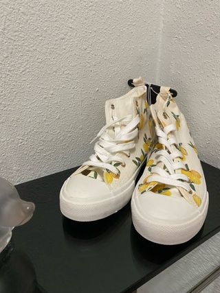 Zapatillas altas con estampado de limones