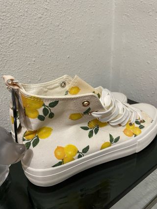 Zapatillas altas con estampado de limones