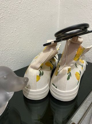 Zapatillas altas con estampado de limones