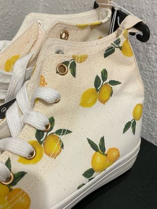 Zapatillas altas con estampado de limones