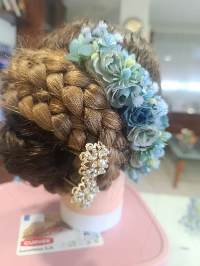 Peineta de flores azules y doradas