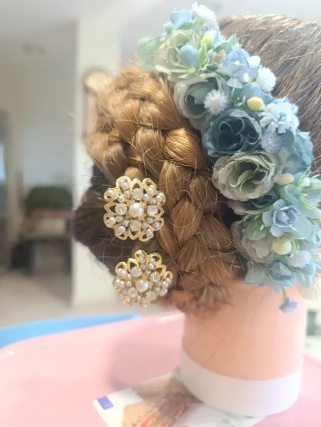 Peineta de flores azules y doradas