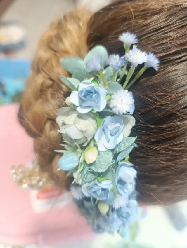 Peineta de flores azules y doradas