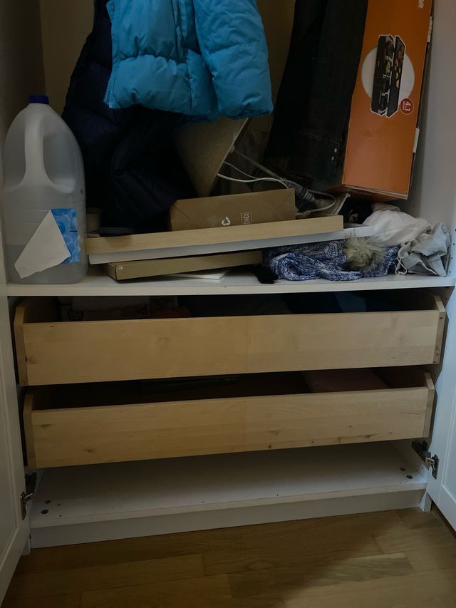 Armario blanco con puertas de cristal