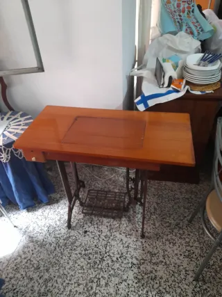 Mesa Sigma con máquina de coser