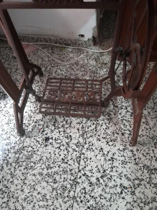 Mesa Sigma con máquina de coser