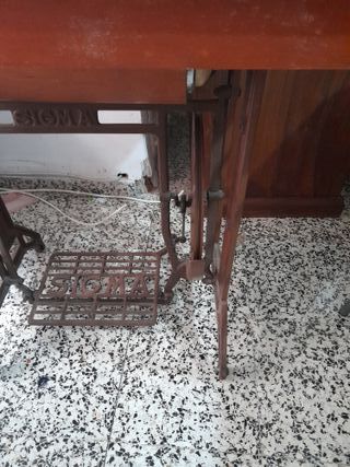 Mesa Sigma con máquina de coser