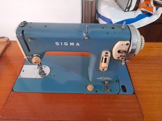 Mesa Sigma con máquina de coser
