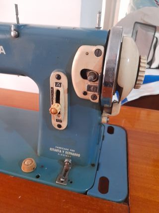 Mesa Sigma con máquina de coser