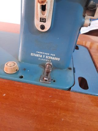 Mesa Sigma con máquina de coser