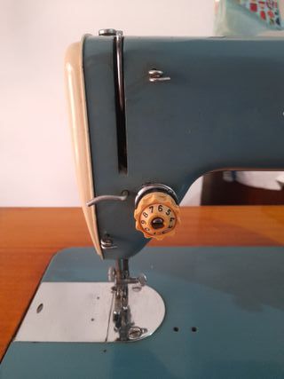 Mesa Sigma con máquina de coser