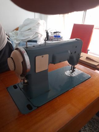 Mesa Sigma con máquina de coser