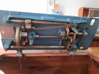 Mesa Sigma con máquina de coser