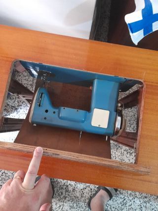 Mesa Sigma con máquina de coser