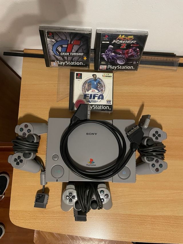 PlayStation 1 Sony con 3 Controller + 3 giochi