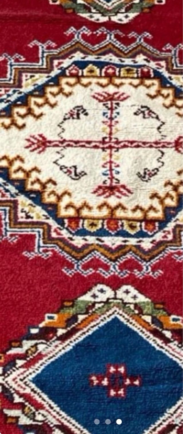 Tappeto marocchino in lana rossa e blu.