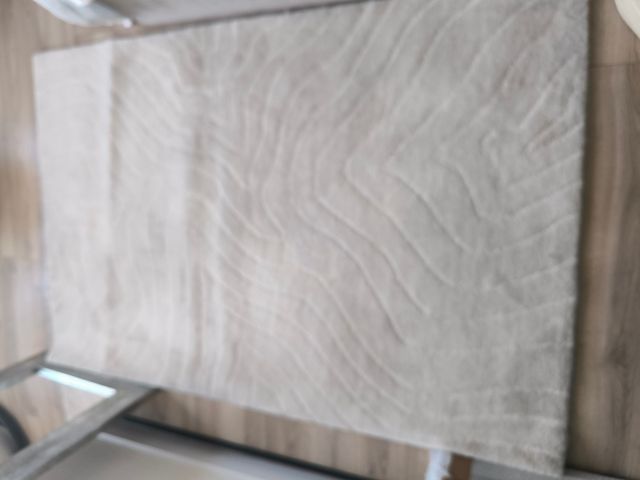 Alfombra de lana beige y blanca