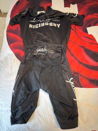 Cada traje a 10 euros ...cada uno