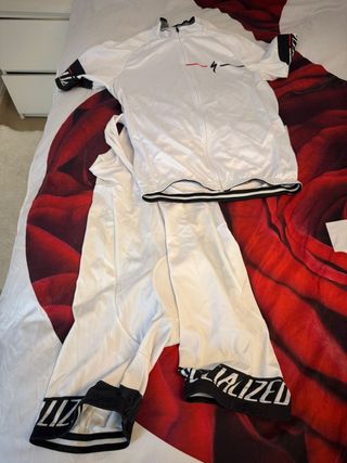 Cada traje a 10 euros ...cada uno