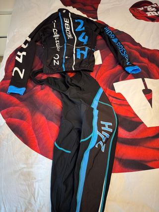 Cada traje a 10 euros ...cada uno