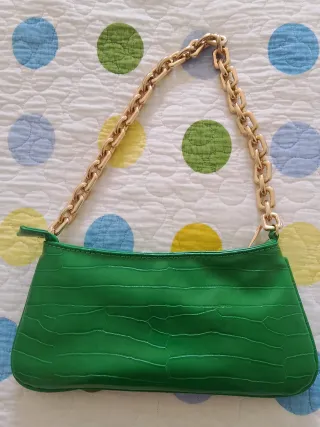 Bolso de mano verde con cadena dorada