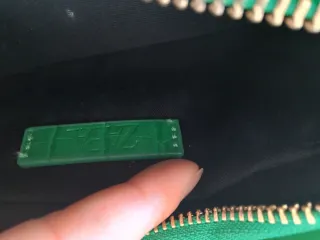 Bolso de mano verde con cadena dorada