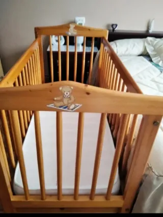 Cuna de madera con ositos