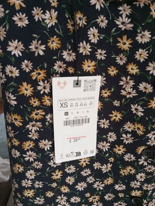 Falda Zara floral negra