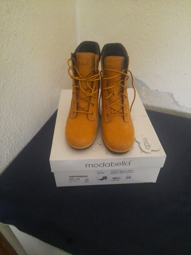 Botines Modabella tacón cuña amarillo y negro