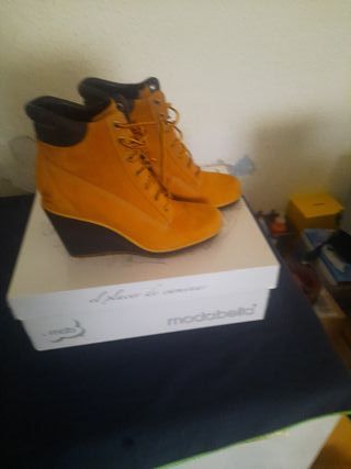 Botines Modabella tacón cuña amarillo y negro