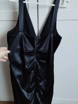 Vestido de fiesta negro satinado