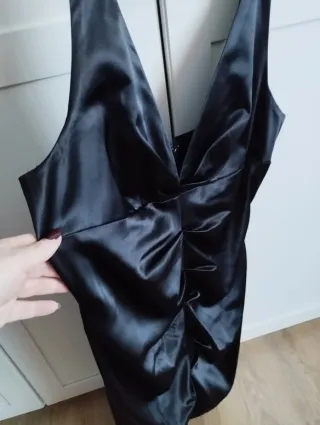 Vestido de fiesta negro satinado