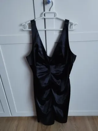 Vestido de fiesta negro satinado