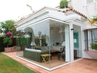 Terraza acristalada retráctil