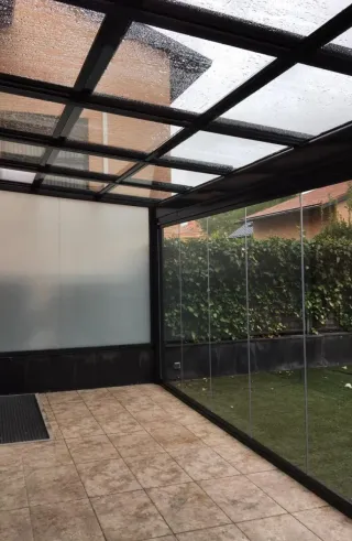 Terraza acristalada retráctil
