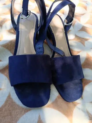 Sandalias azules de tacón