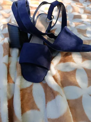 Sandalias azules de tacón