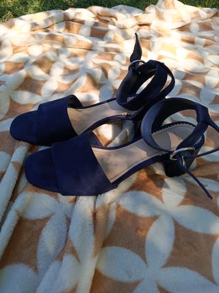 Sandalias azules de tacón