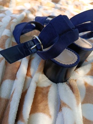 Sandalias azules de tacón