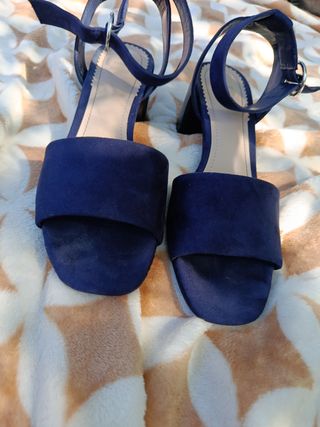 Sandalias azules de tacón