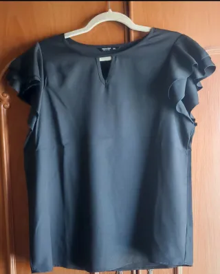 Blusa SHEIN negra talla 0XL con volantes