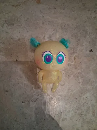 Muñeca con orinal rosa y amarillo