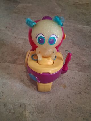 Muñeca con orinal rosa y amarillo