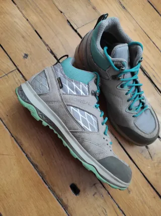 Botas de montaña Boreal grises y turquesa