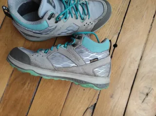 Botas de montaña Boreal grises y turquesa