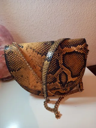 Bolso Mango efecto piel serpiente