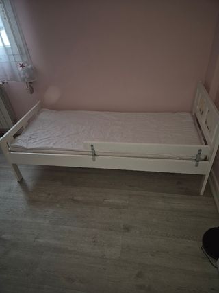 Cama infantil blanca con barrera