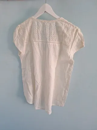 Blusa blanca con encaje