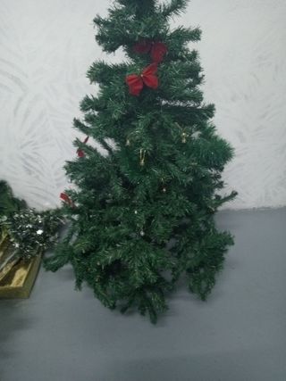 Árbol de Navidad Verde con Adornos Rojos.