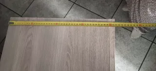 Mueble de salón blanco y madera
